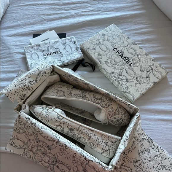 Brand new in box Chanel camellia ballerina flats size 40.5 - Picture 6 of 6